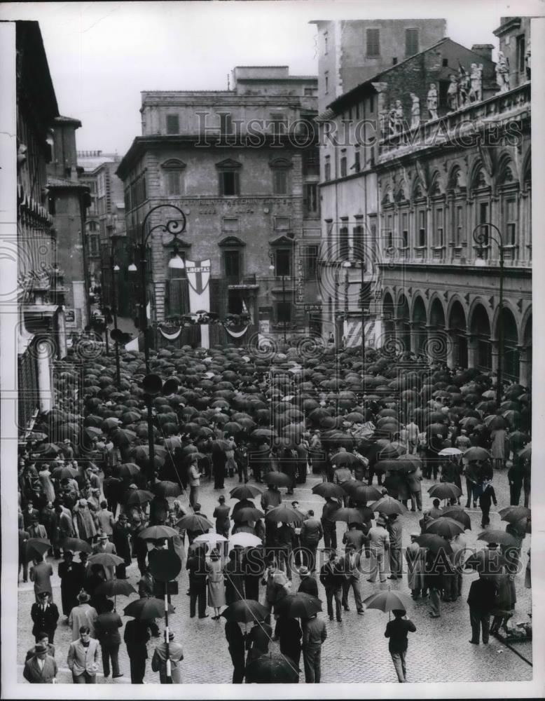 1956 Press Photo Italian Prime Minister Antonio Segni speak at Political Rally. - Historic Images