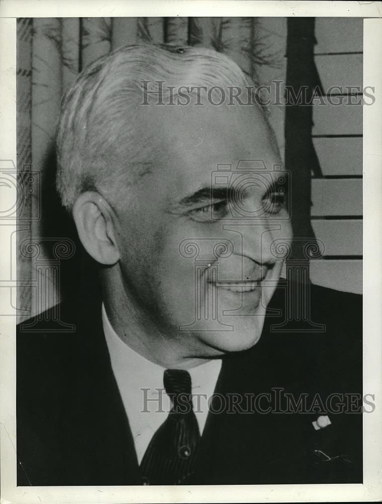 1940 Press Photo Mr. McNulr posing for photo - Historic Images