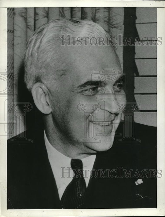 1940 Press Photo Mr. McNulr posing for photo - Historic Images