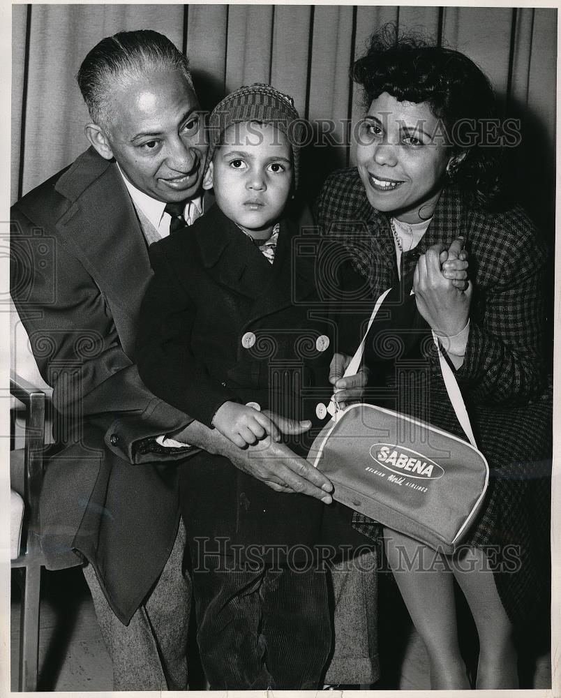 1958 Press Photo Rev Dr &amp; Mrs J Neal Hughely &amp; New Son Orphan Mario - Historic Images