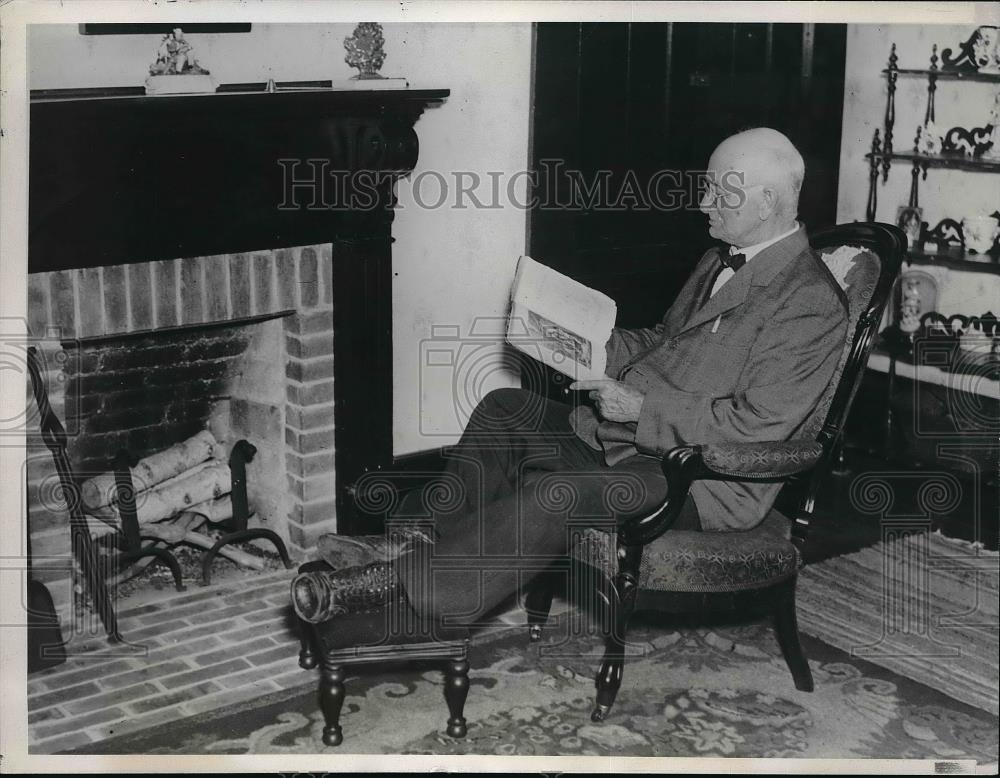 1937 Press Photo J Mort Hinchman Reads At Home Of Friend & Poet - Historic Images