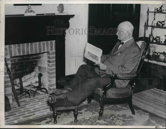 1937 Press Photo J Mort Hinchman Reads At Home Of Friend & Poet - Historic Images