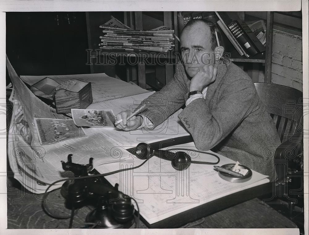 1945 Press Photo LA, Calif. Dede Houlgate, football statistician - Historic Images