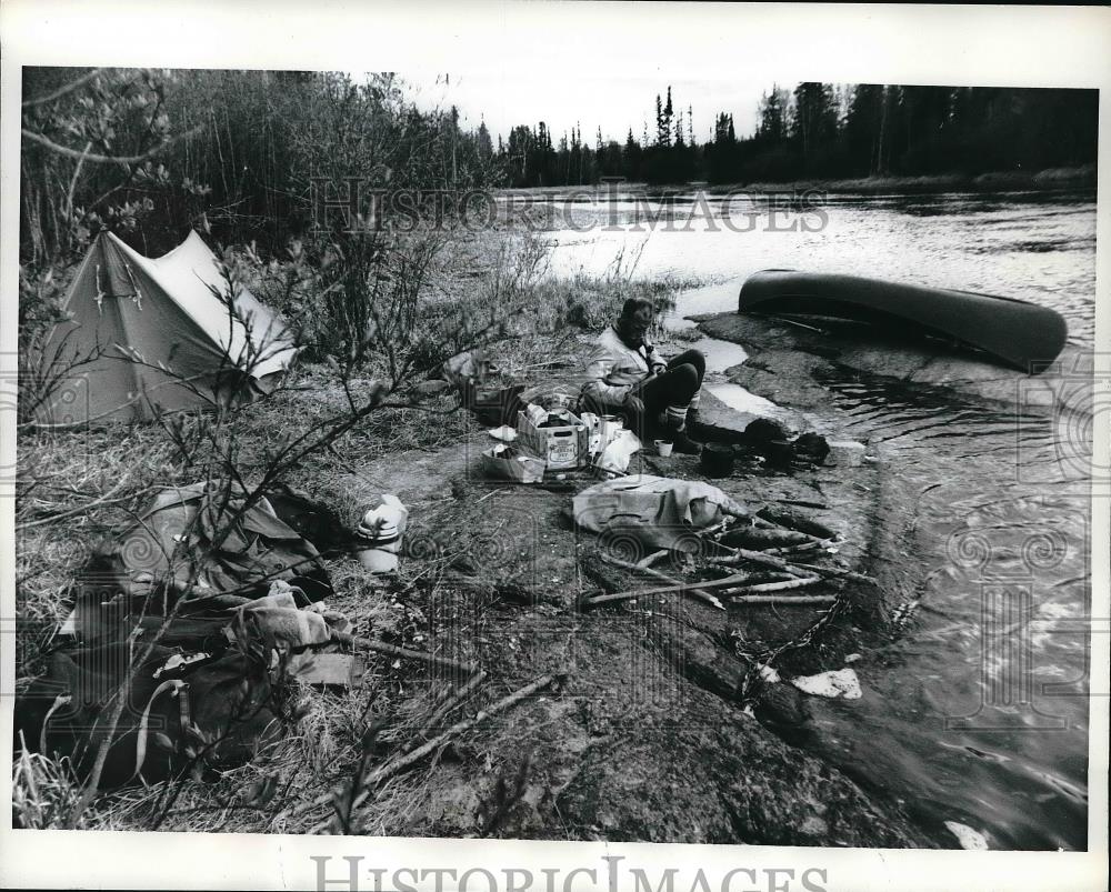 1968 Press Photo The meager supplies of camping life are out before dinner - Historic Images