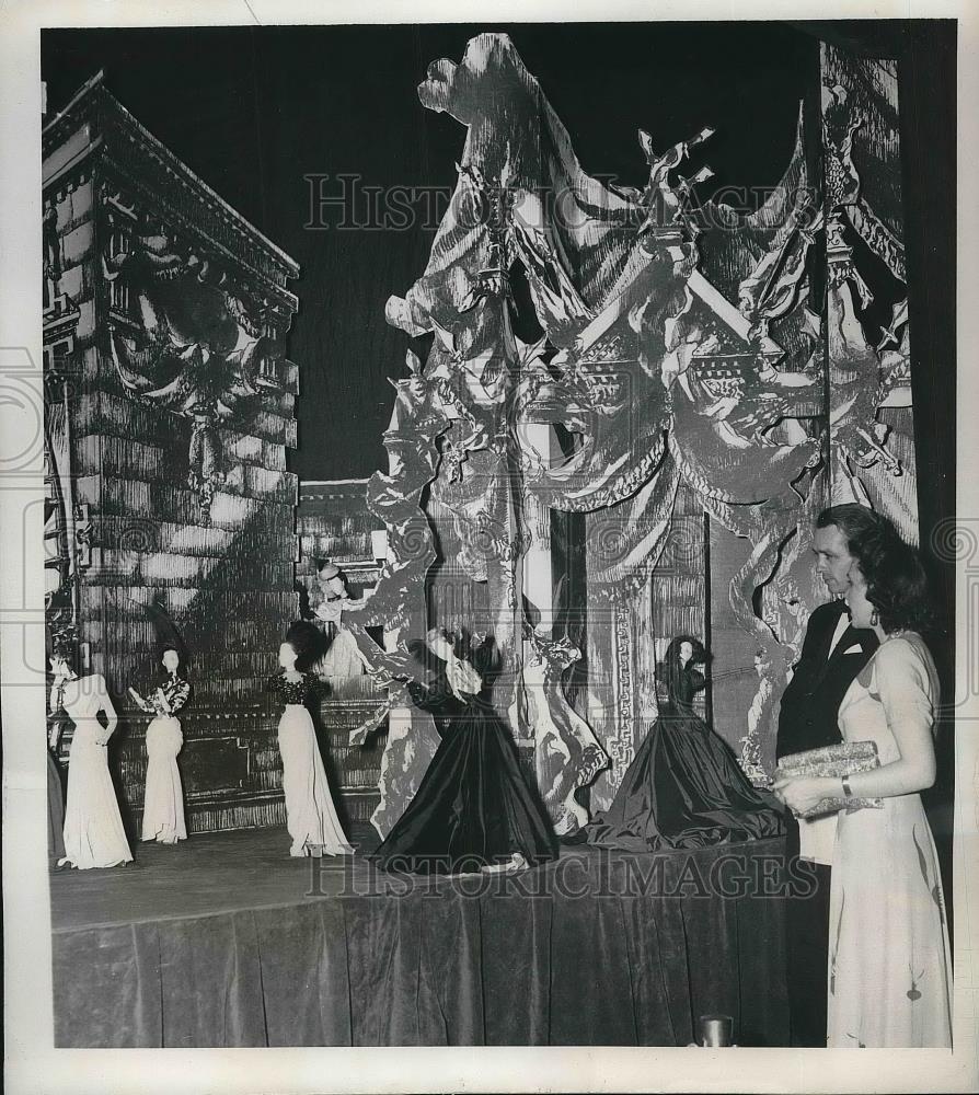 1946 Press Photo Adelaide Johnson and John Manuel at miniature of Paris Opera - Historic Images