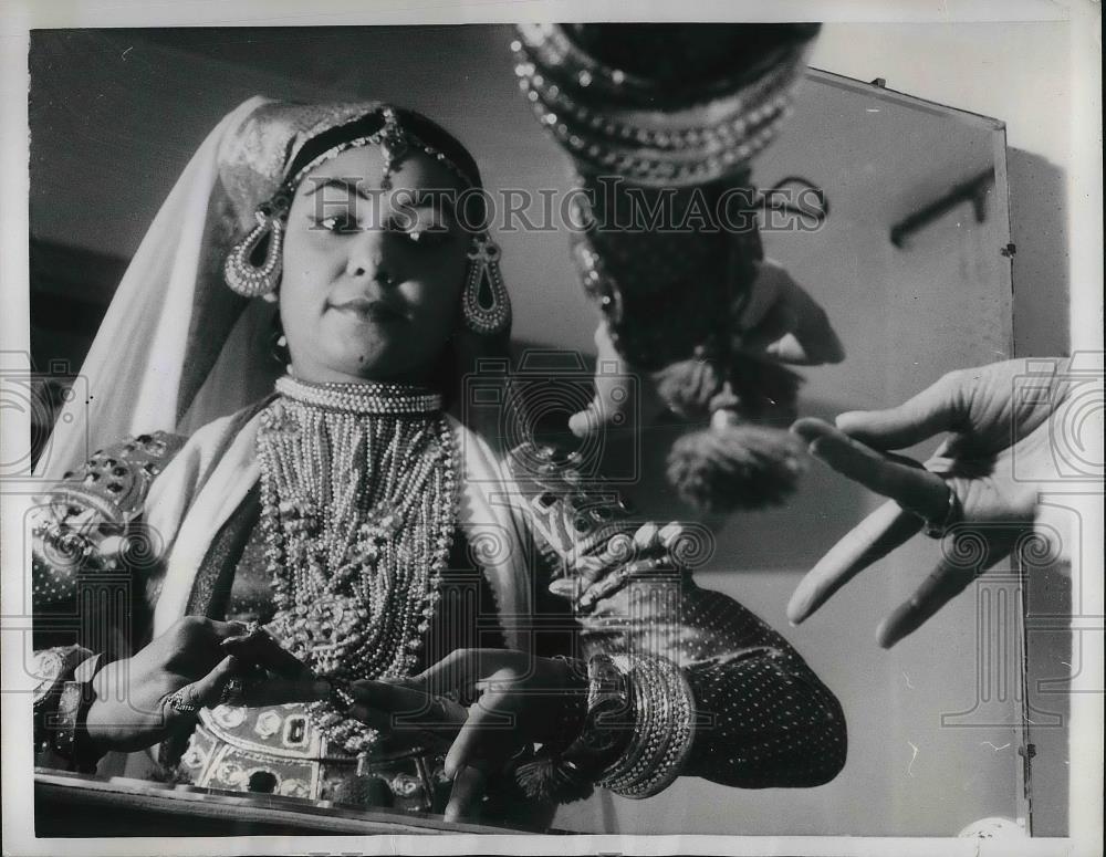 1959 Press Photo Kamalakhi a member of the Kathakali Dancers. Showing her - Historic Images