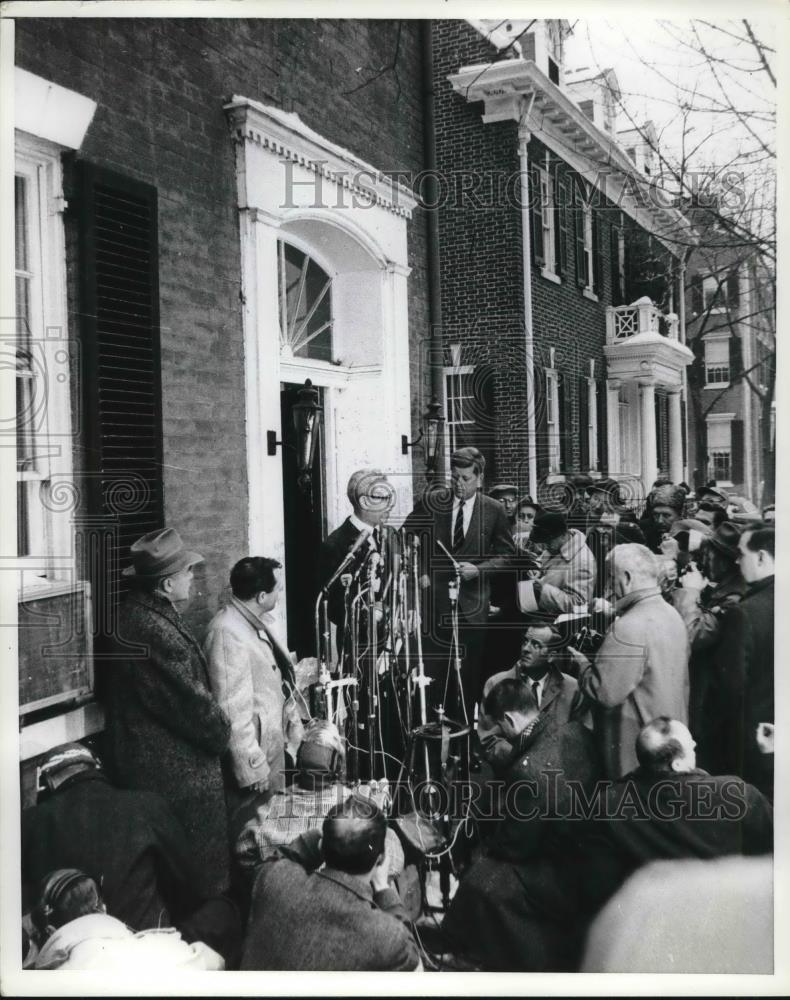 1960 Press Photo JFK Announces Sec. Of Labor Arthur Goldberg From His Doorstep - Historic Images