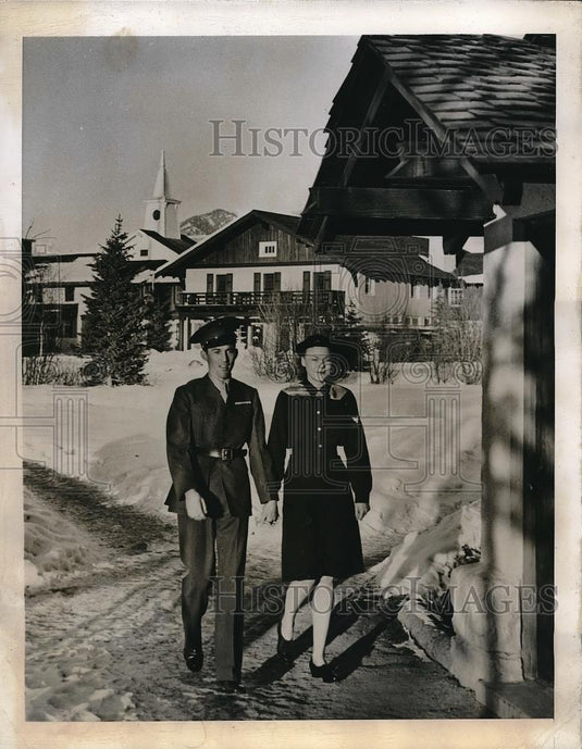 1944 Press Photo Navy Convalescent Hospital U S Marine R.A. Thomas, Kathryn Boyd - Historic Images