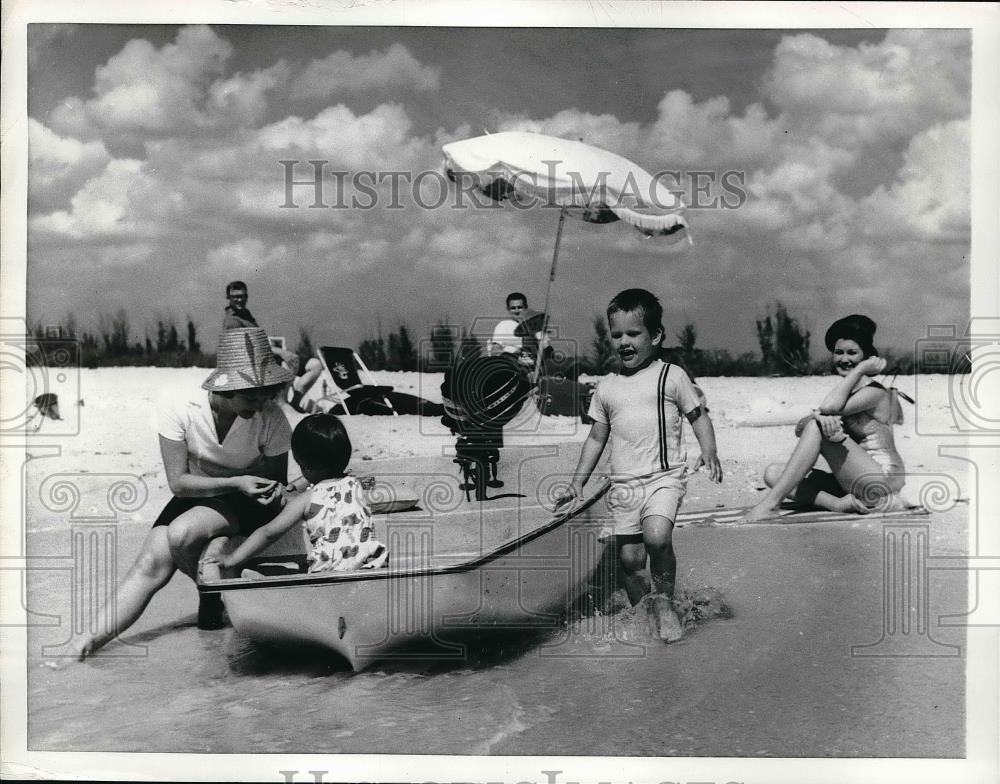 Press Photo Children at the beach - Historic Images