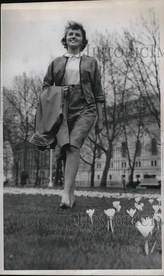 Press Photo Miss Barbara Mitchell Age 17 - Historic Images