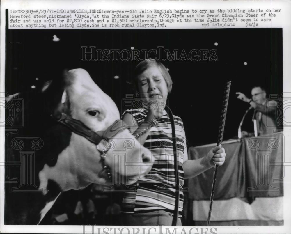 1971 Press Photo 11-year-old Julie English begins to cry as the bidding starts - Historic Images