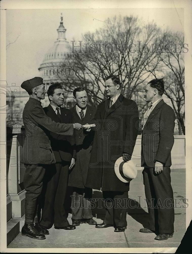 1931 Press Photo Philadelphia veterans petition Rep. Wright Patman of TX in D.C. - Historic Images