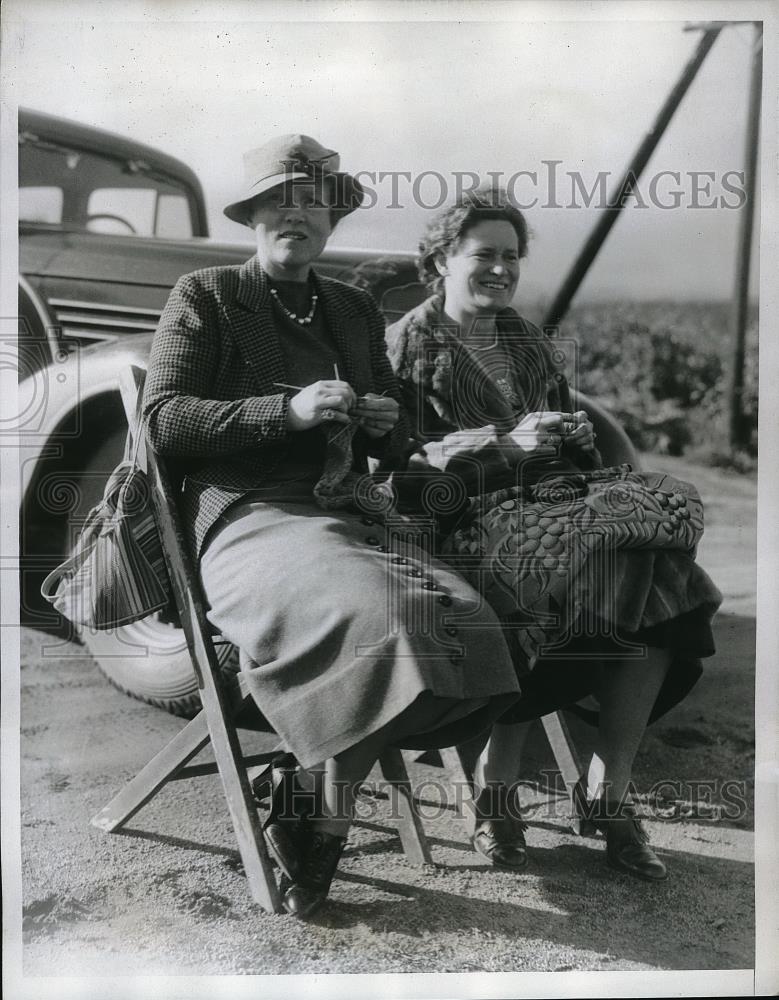 1935 Press Photo Mrs John Donaldson &amp; Mrs John Wack at Polo Match - Historic Images