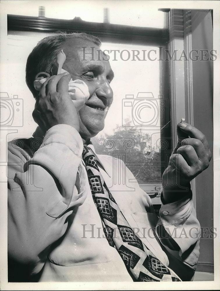 1943 Press Photo Leonard Roren almost shot by boys shooting at birds - Historic Images