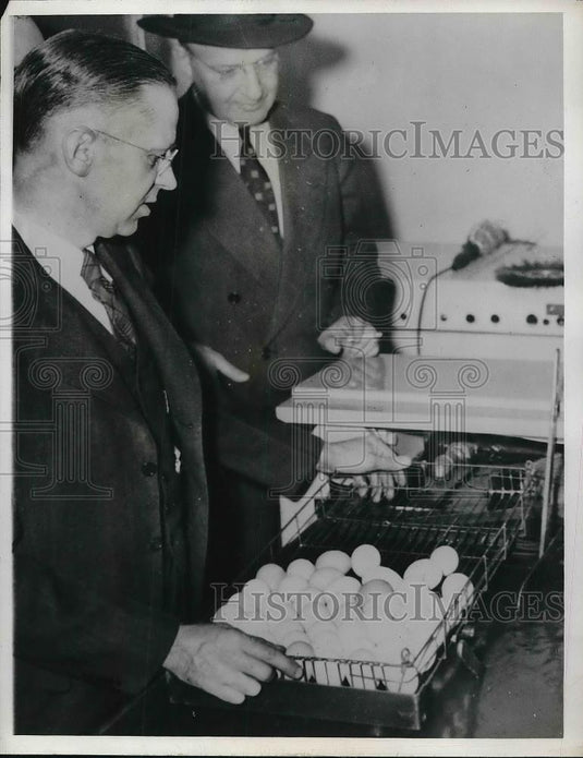 1946 Press Photo WJ Reading Demonstrates Automatic Egg Washer - Historic Images