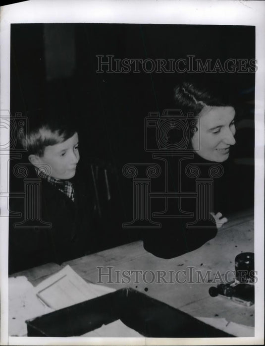 1942 Press Photo England, Mrs L. Devine & son Dennis as she registers for work - Historic Images