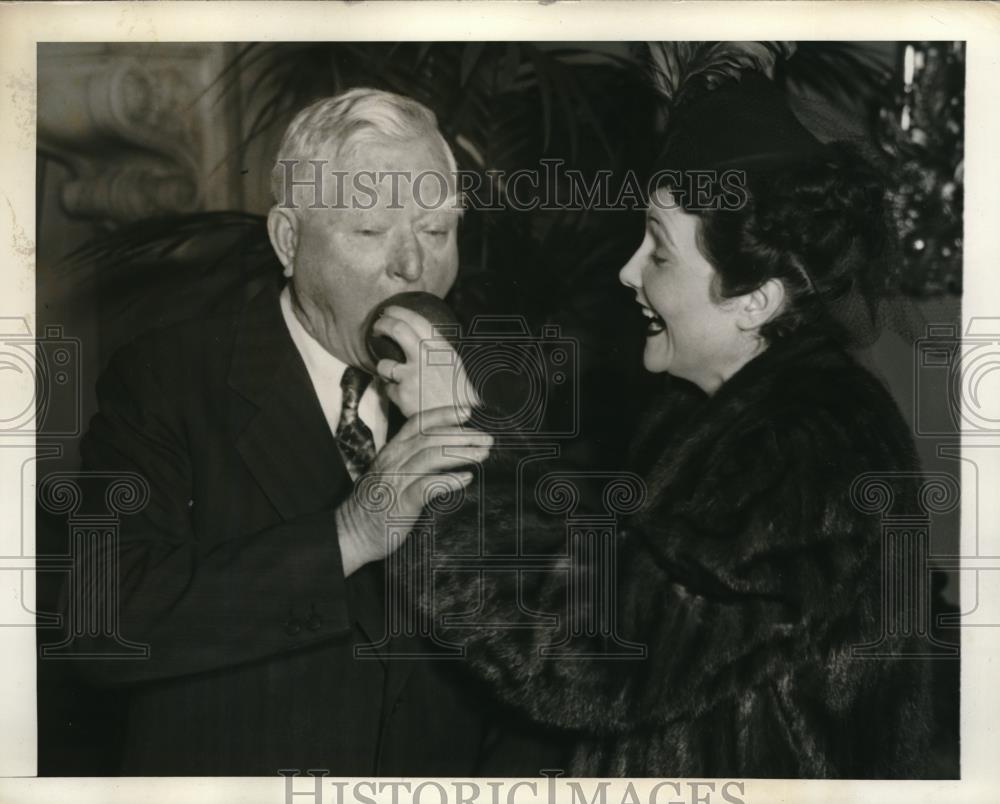 1939 Press Photo Vice President Garner with Mrs Claude Pepper - Historic Images