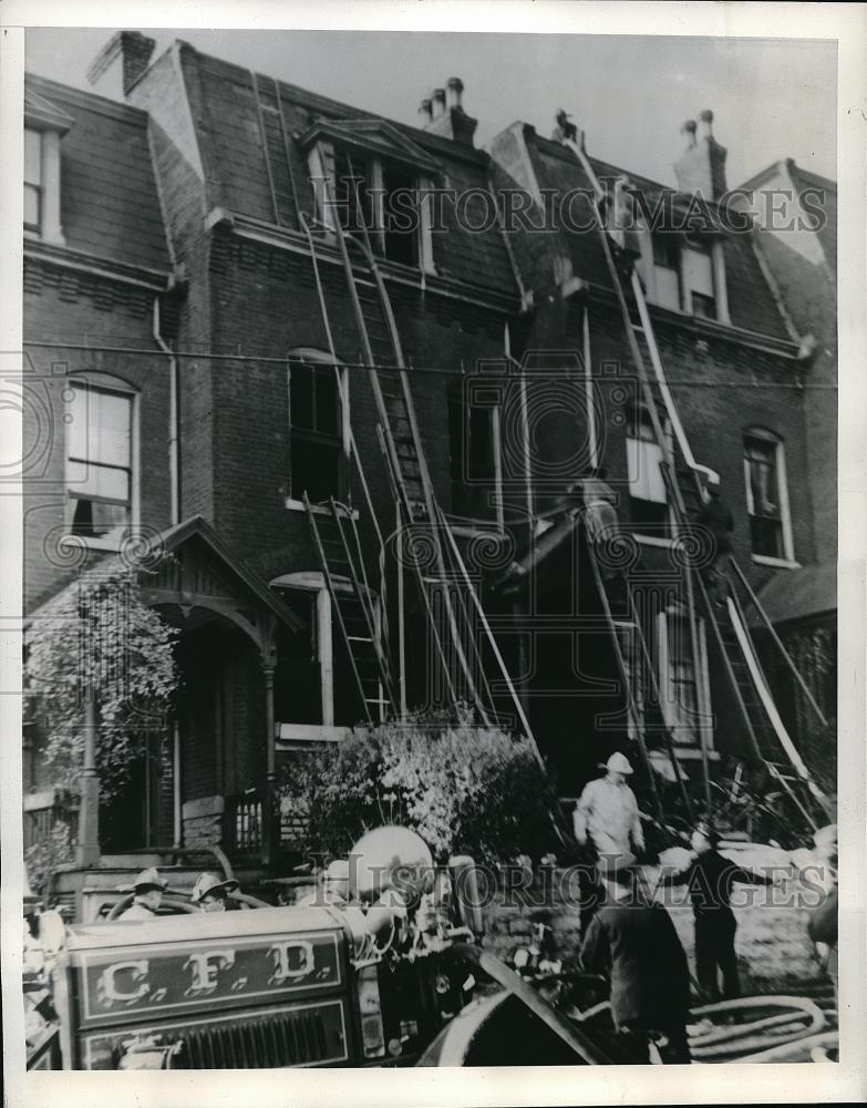 1942 Press Photo Fire Destroys Rooming House 4 Die 2 Are Children - Historic Images