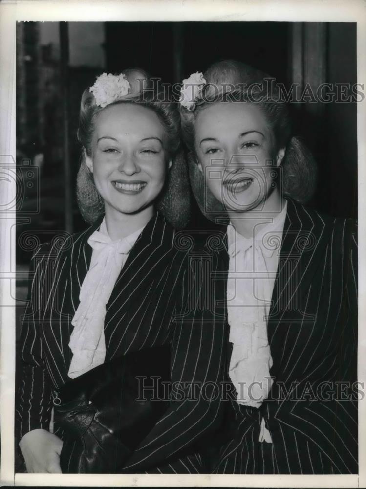 1943 Press Photo Margaret and Elizabeth Ryan - neb29834 - Historic Images