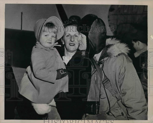 1949 Press Photo Capt Edwin W Thomson with family in Greenland - Historic Images