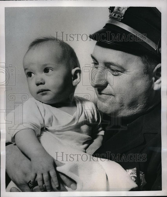 1951 Press Photo Police Chief David Jones with a baby - Historic Images