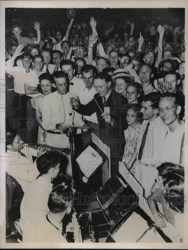 1938 Press Photo Mayor William Hartsfield leads the Orchestra - Historic Images