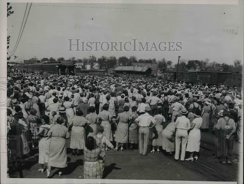 1936 Press Photo crowd in Trenton, Iowa to hear Gov. Alfred Landon campaigning - Historic Images