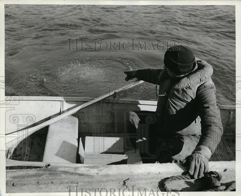 1955 Press Photo Ohio Fuel Gas &amp; Pipe Co man at break in line at Senacaville - Historic Images