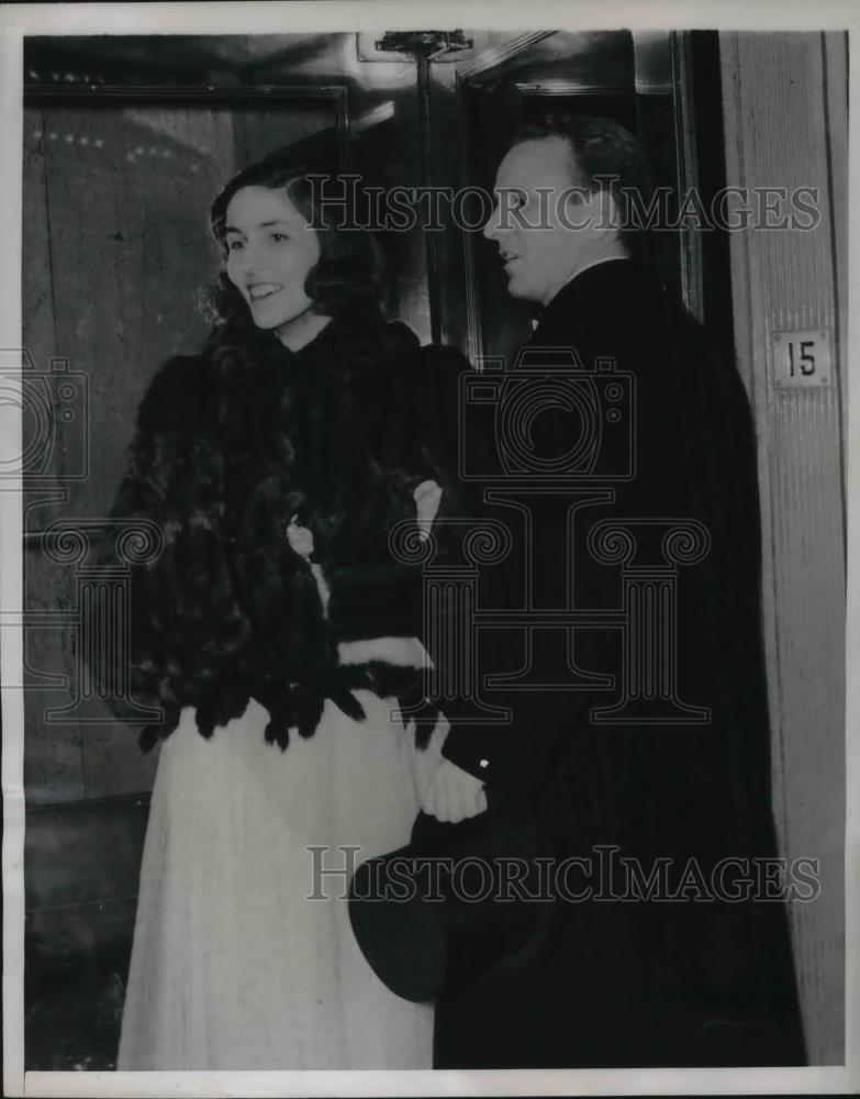 1938 Press Photo Coe Kerr Jr. &amp; Mallory Mixsell as they attended the spectacular - Historic Images