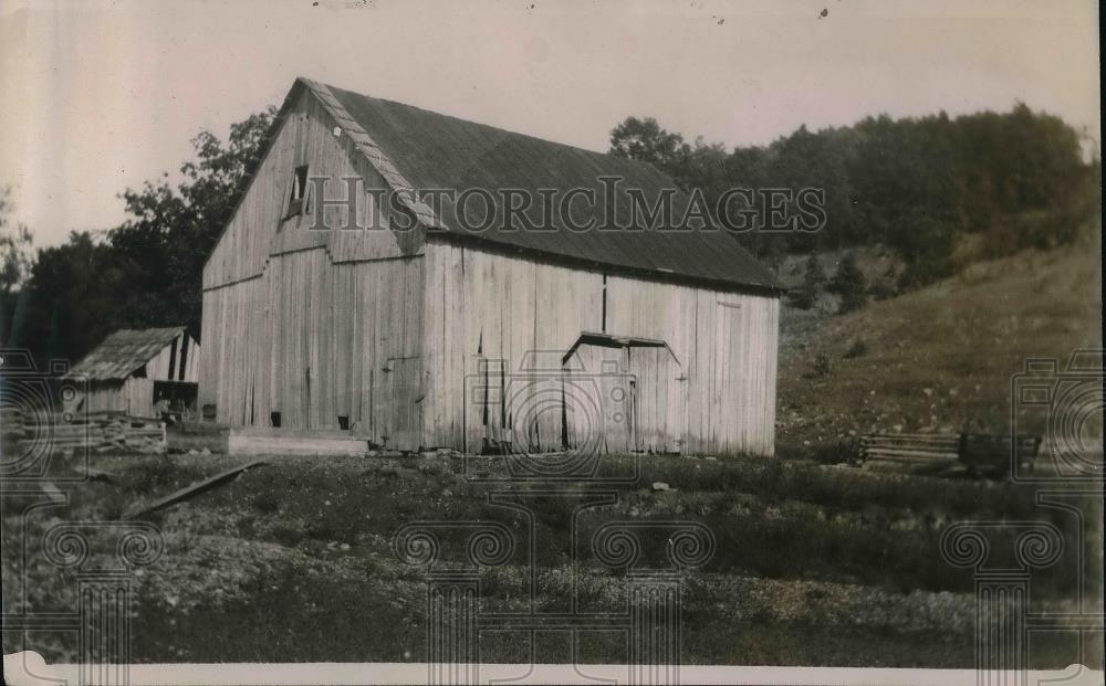 1920 Press Photo Ora L Shields Barn & Hill Where He Says New Population Center - Historic Images