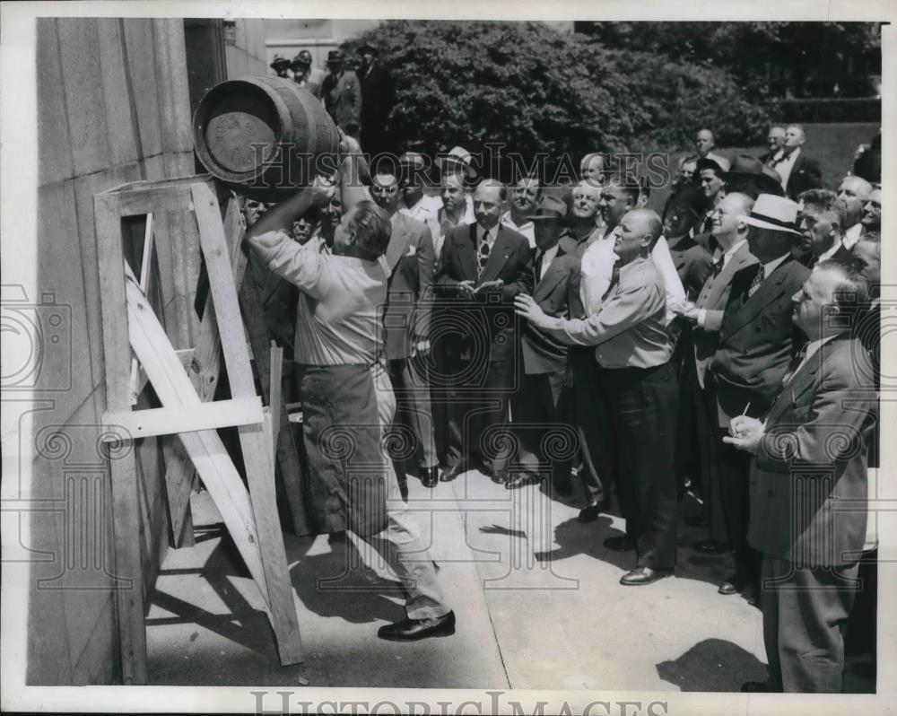 1946 Press Photo Justice Henry Wenzel Jr &amp; barrel of beer in NY - Historic Images