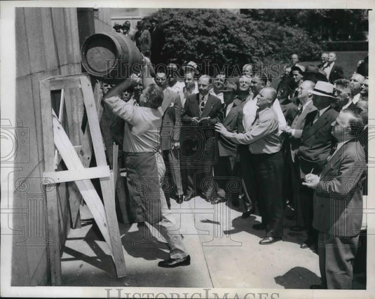 1946 Press Photo Justice Henry Wenzel Jr & barrel of beer in NY - Historic Images