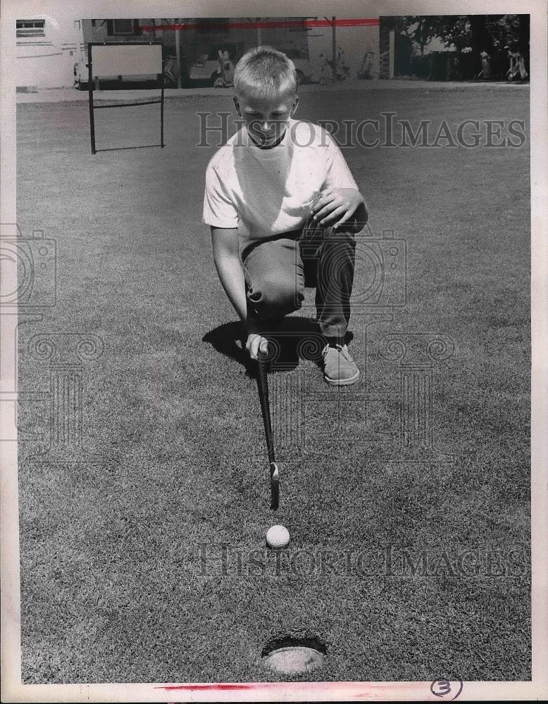 Press Photo Kenneth Harding Putting a Golf Ball - Historic Images