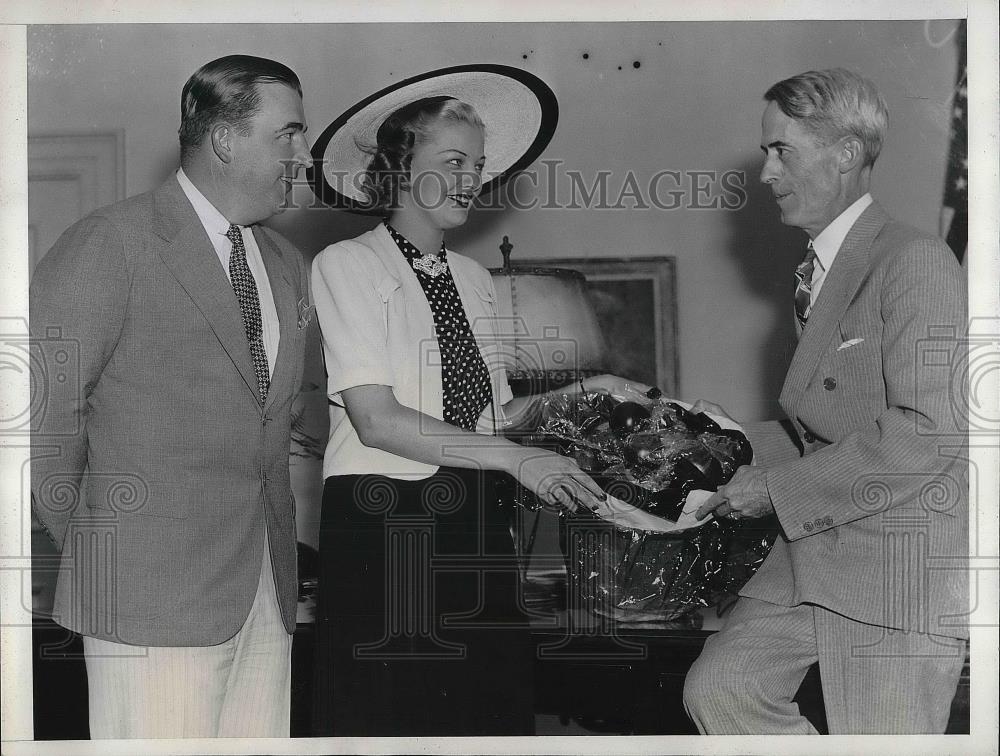 1938 Press Photo Miss Betty Gray Gives Tomatoes to President, Marvin McIntyre - Historic Images