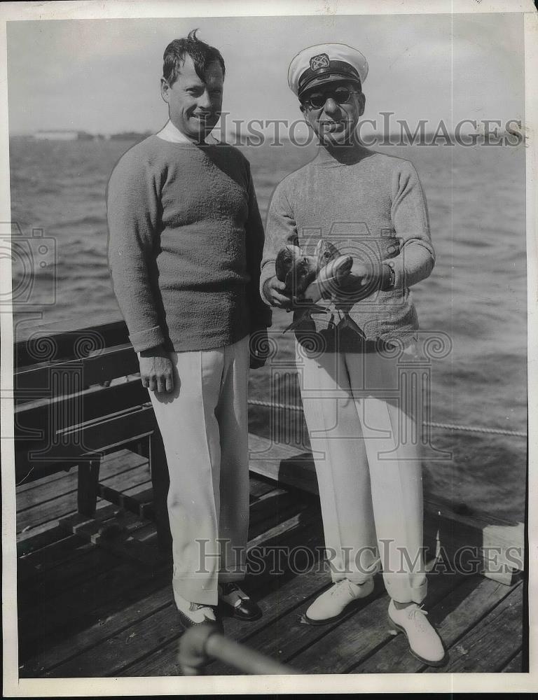 1933 Press Photo N.Y. Mayor Joseph McKee fishing with Mr. Ree McBee. - Historic Images