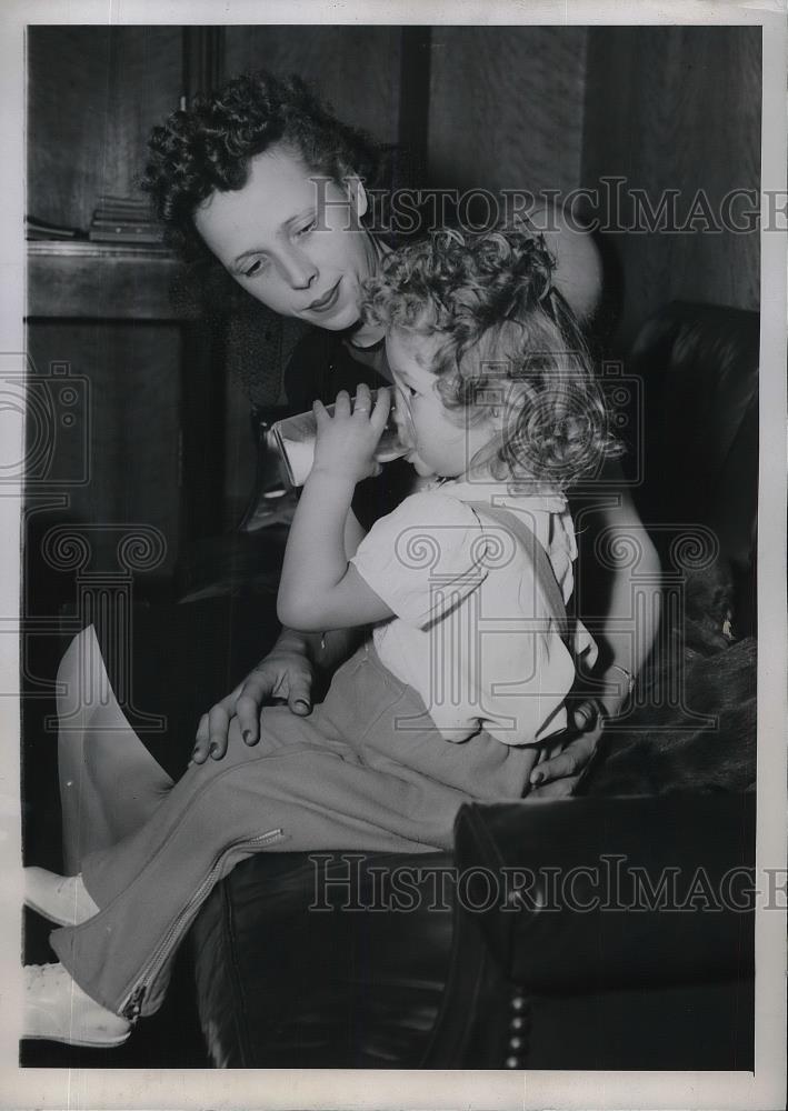 Judy Hackman arrive in N.Y. for emergency heart operation. 1945 Vintage ...