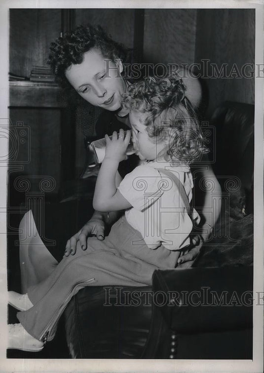 1945 Press Photo Judy Hackman arrive in N.Y. for emergency heart operation. - Historic Images