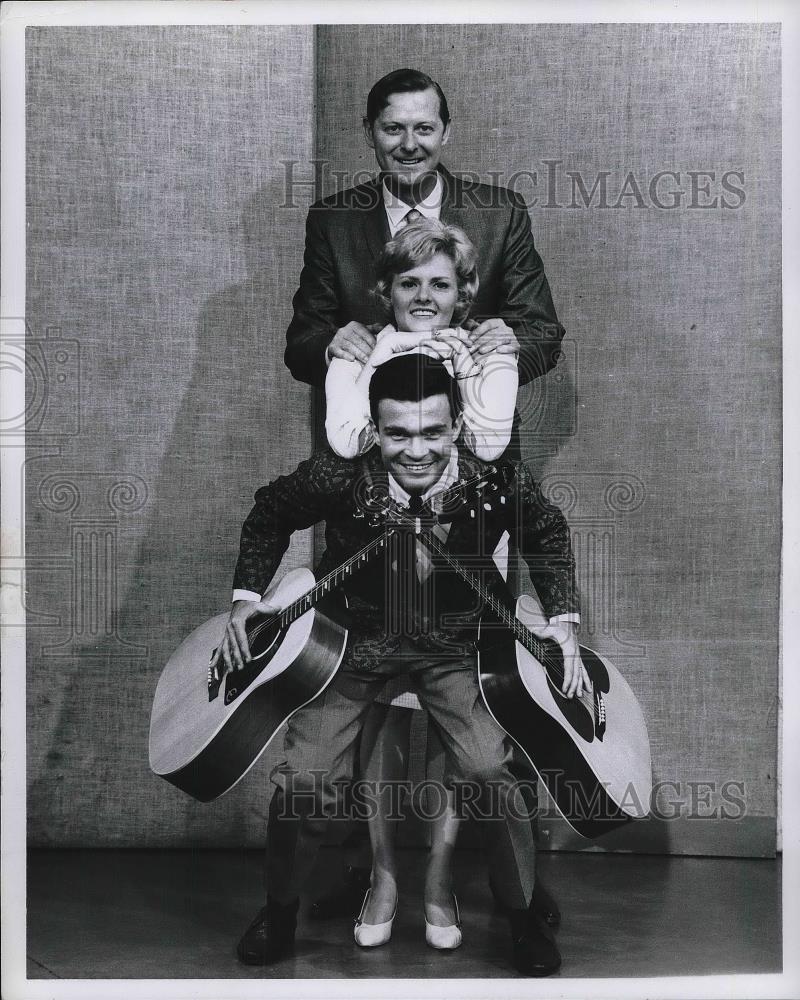 Press Photo Don Webster, Bobbi Webster, and Dick Curless a traveling musical act - Historic Images