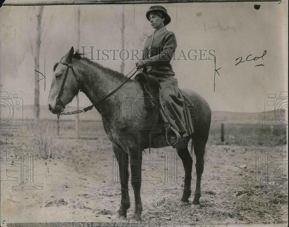 1926 Press Photo Mrs. Leoto Wilson riding a horse - Historic Images