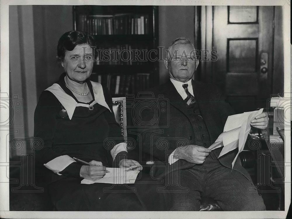 1930 Press Photo Mr. John Garner and his assistant, his wife, getting ready - Historic Images