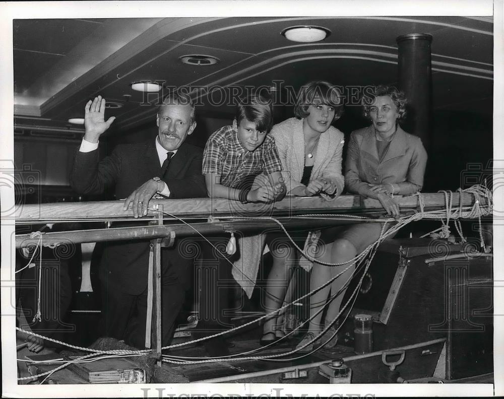 1965 Press Photo Robert Manry and family aboard Queen Mary - Historic Images