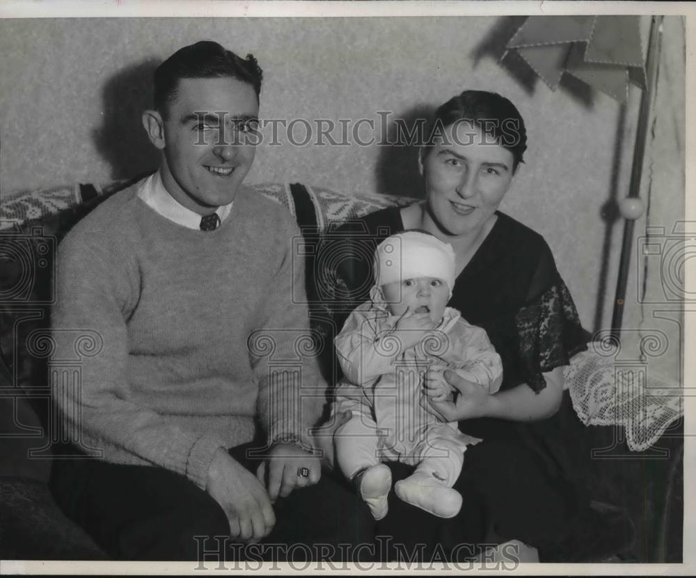 1933 Press Photo Mr. and Mrs Thomas Kelly and their son Gerald after operation - Historic Images