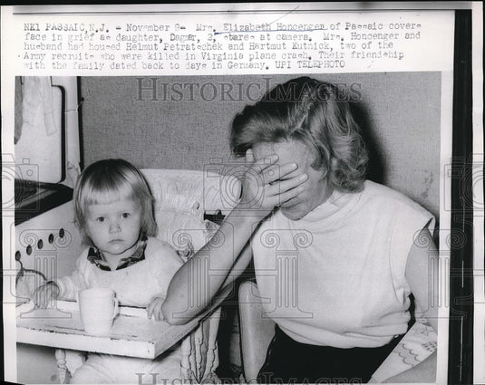 1961 Press Photo Mrs. Elizabeth Honcenger with Daughter Dagner - Historic Images