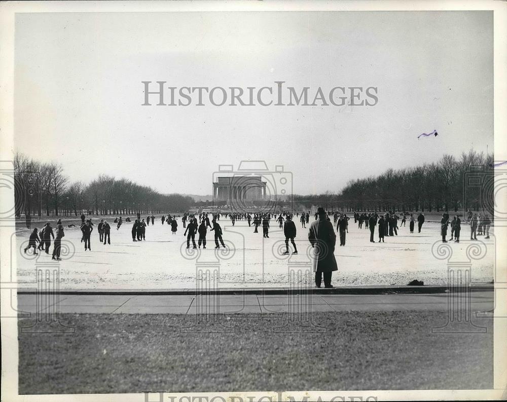 1936 Press Photo Ise Skating on the Lincoln Memorial Pool - Historic Images