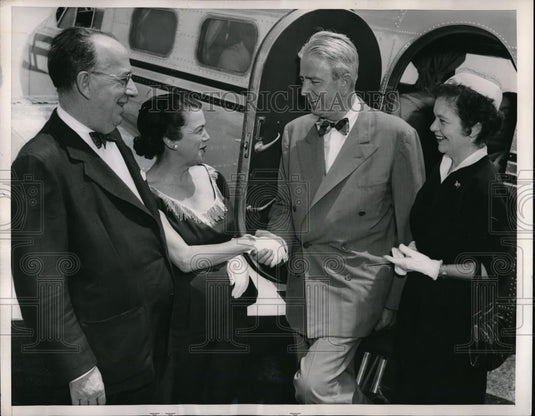 1952 Press Photo Mr and Mrs Alfred O'Gara greeting Gen. and Mrs Albert Wedemeyer - Historic Images