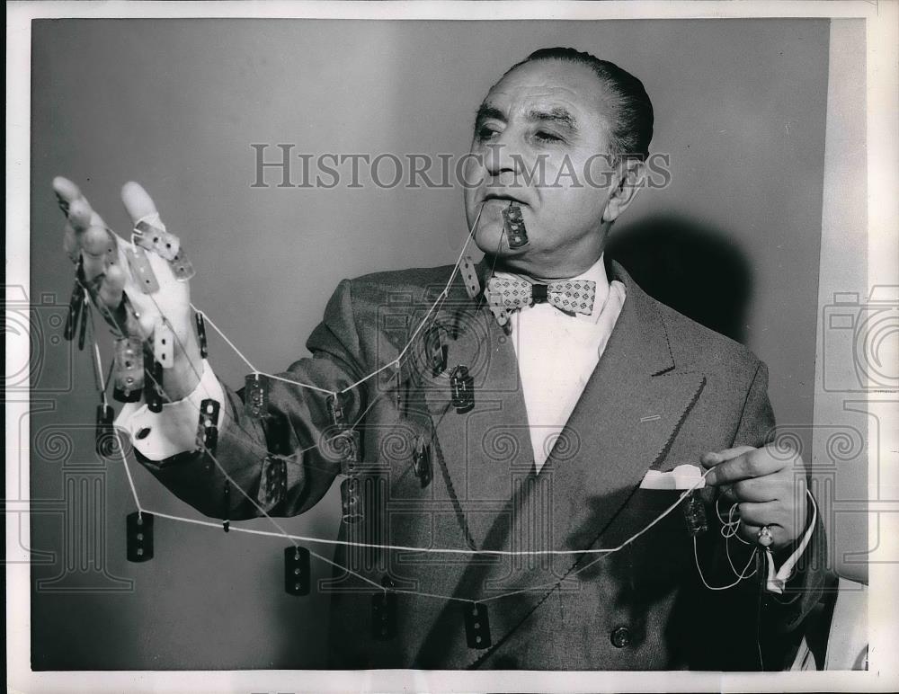 1956 Press Photo Paul Duke Pulls Razors From His Mouth - Historic Images