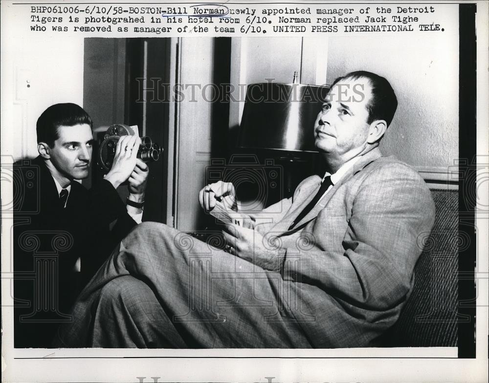 1958 Press Photo Bill Norman , Manager of Detroit Photographed in his Hotel. - Historic Images