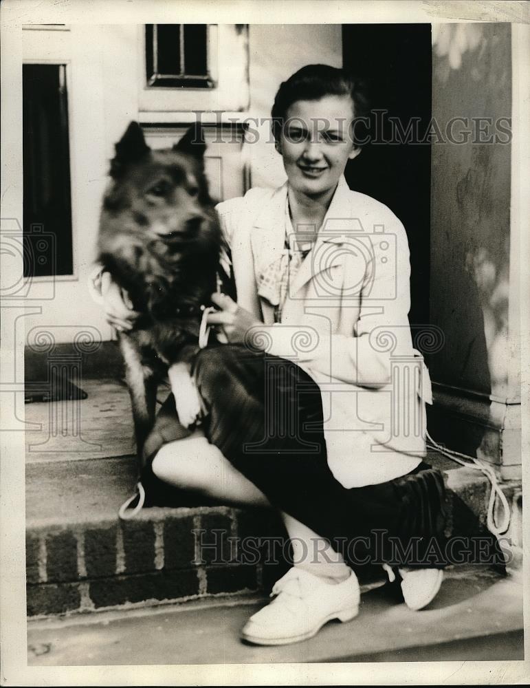 1934 Press Photo Elizabeth Forrest &amp; Her Dog - Historic Images