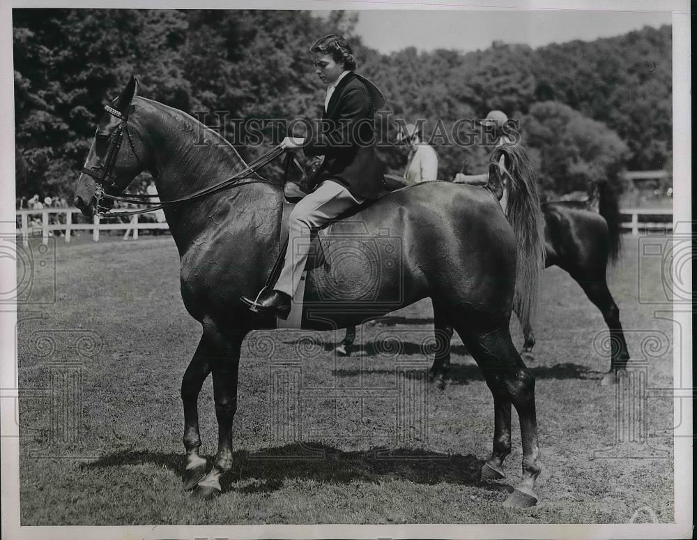 1937 Press Photo Ruth Leonard on her horse, Tulip Time at the Tuxedo Horse Show. - Historic Images