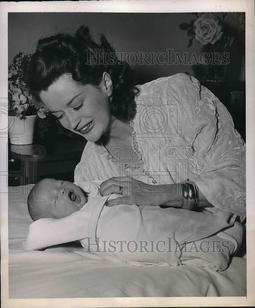 1948 Press Photo Stage &amp; screen actress Rosemary DeCamp w/ 3rd daughter Valerie - Historic Images